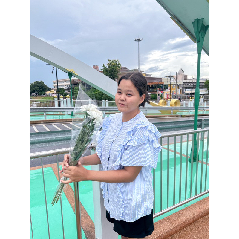 เสื้อลายลูกไม้สีฟ้าอ่อน