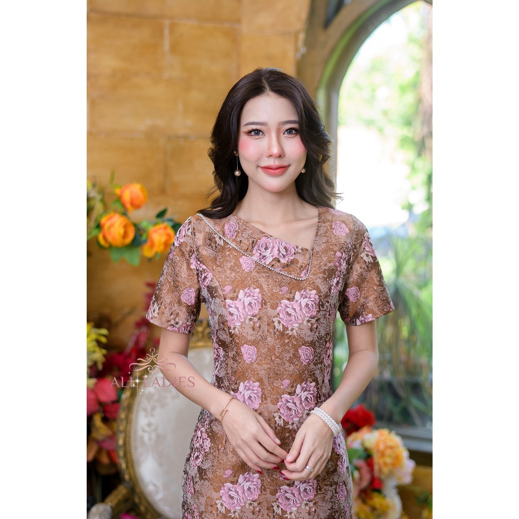 All Ladies เดรสดีไซน์ปกเดี่ยวเก๋ ๆ งานผ้า Jacquard ลายสวยมากๆค่ะ รุ่นนี้เนื้อผ้าใส่สบาย ใส่ง่ายได้ทุกโอกาส