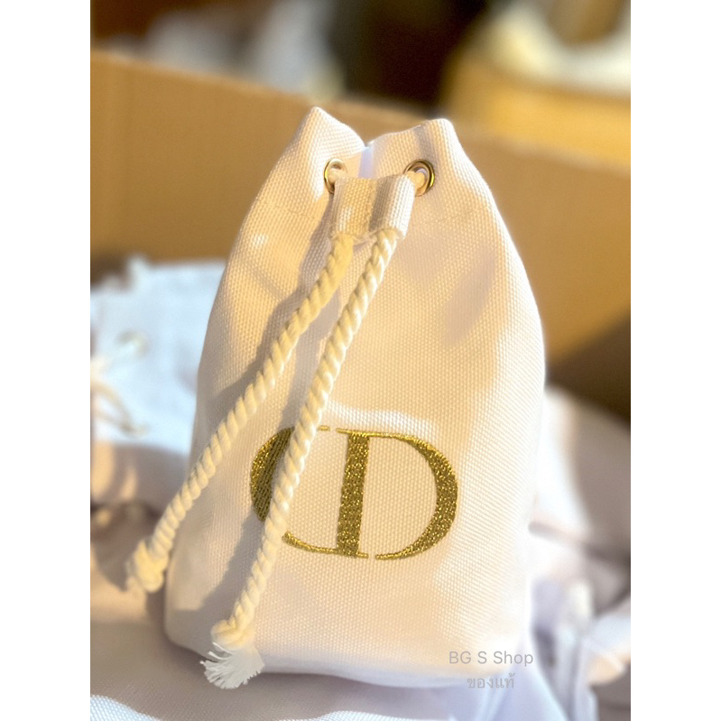 🎈🎈ลดล้างสต็อกสิ้นปี เทๆๆ 🎄🎄🎉🎉 Dior สินค้าพร้อมส่ง แท้100% ( แถมกล่อง ) กระเป๋าเครื่องสำอาง ทรงขนมจีบ สีขาว