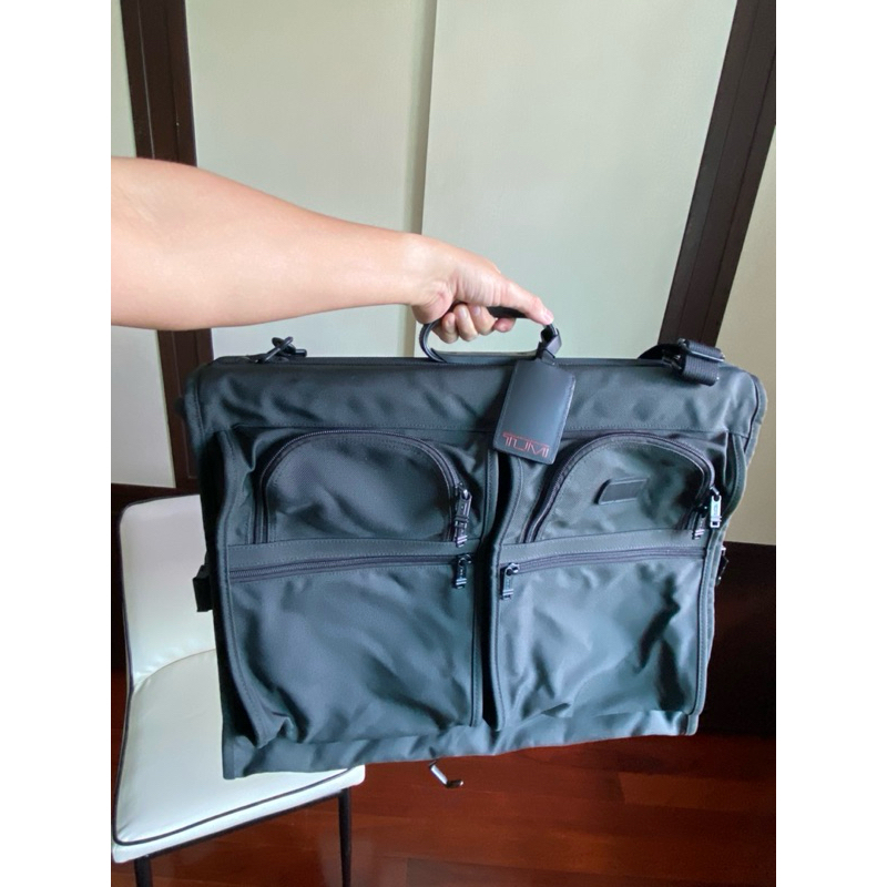 Tumi Garment Bag มือสอง สภาพดี ใส่สุทได้ 2-3 ชุด ไม่มีรอยขาด ถลอก มีแค่ส่วนสายสะพาย หนังลอกหน่อย