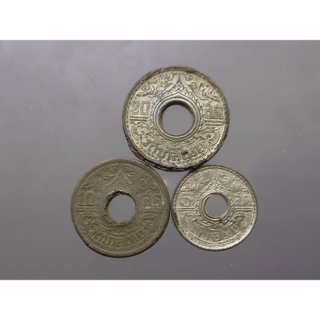 เหรียญครบชุด 3 เหรียญ(5-10-20สตางค์) สตางค์รู เนื้อดีบุก ปี2488 ลายบัวกนกแข้งสิงห์