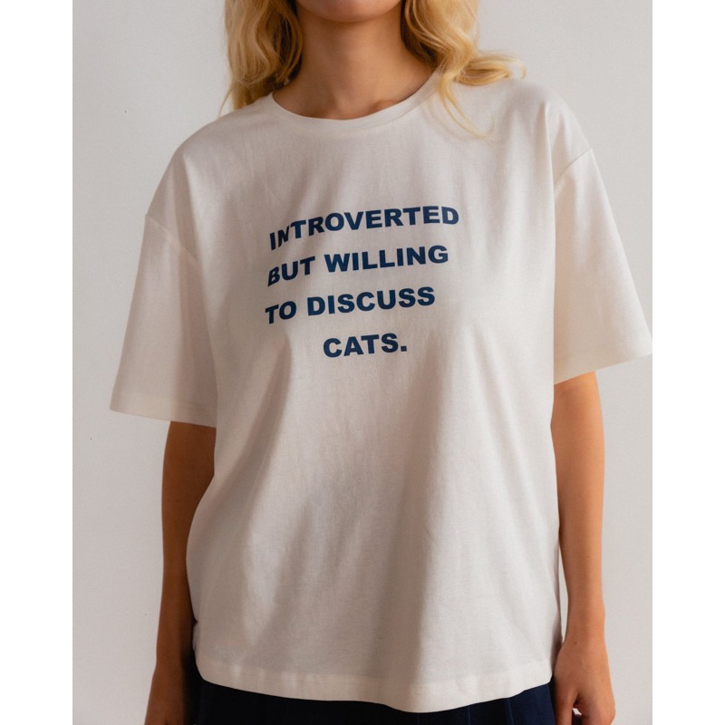 Introvert but willing to discuss cats. เก็บตัวแต่เต็มใจที่จะพูดคุยเกี่ยวกับแมว ของขวัญแมว เสื้อผู้หญิง เสื้อผู้ชาย