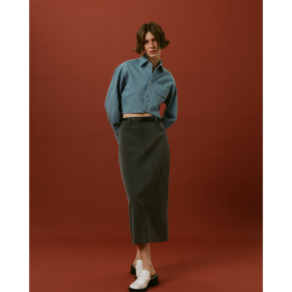 STUDIO UNKNOWN – Hens Maxi Skirt (ขาว/เทา) กระโปรงยาวผ่าหลัง ปักโลโก้ ราคา ถูกที่สุด ดีลบีเคเค แกลเลอรีภาพที่ 2