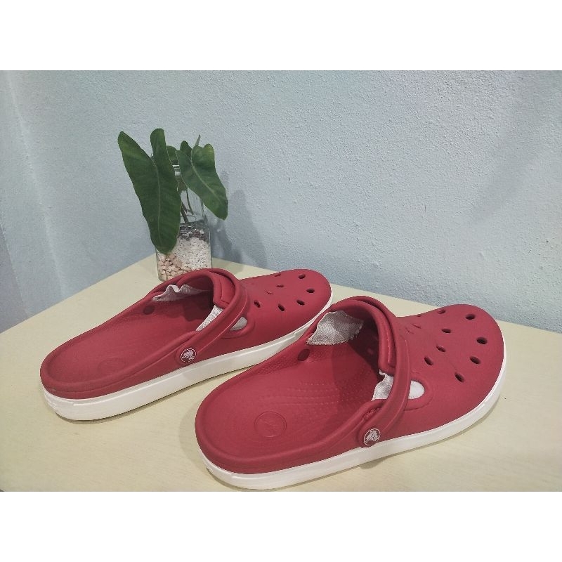 รองเท้า Crocs มือสอง m8 w 10 สีแดงพื้นขาว
