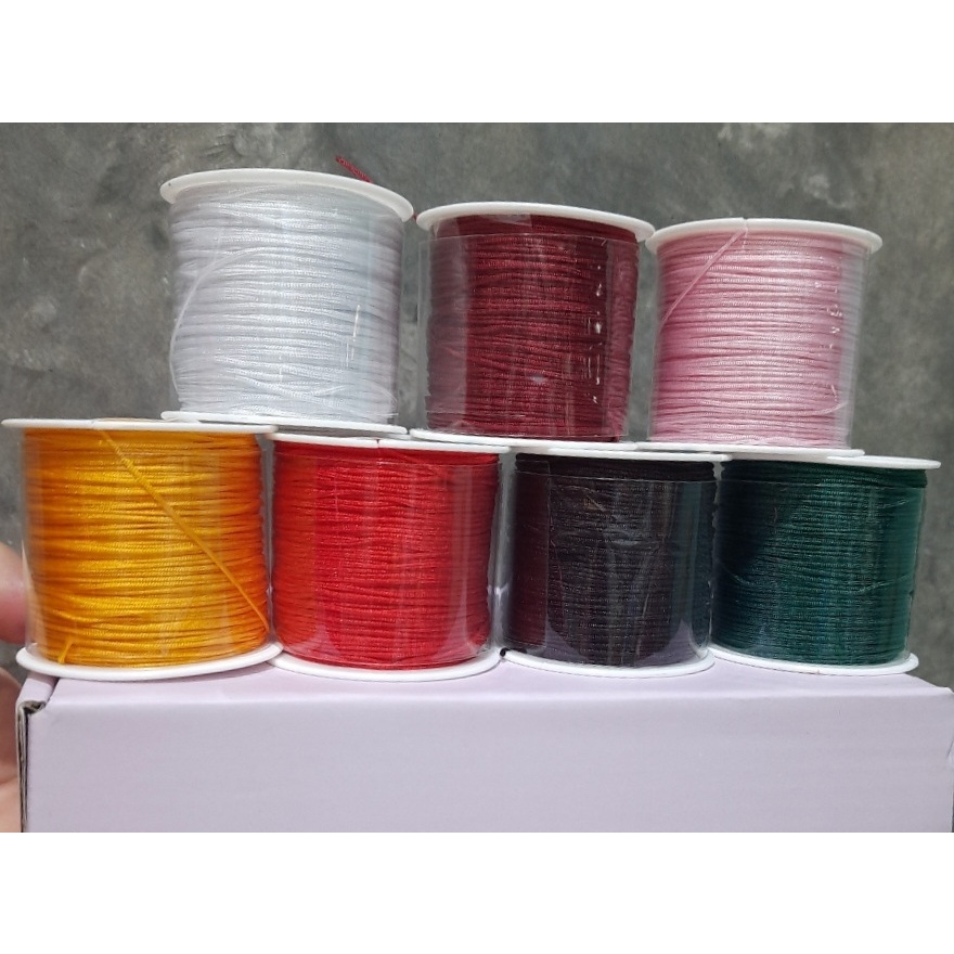 ไหมญี่ปุ่น 2 ชั้น ใช้ร้อยลูกปัด ถักเครื่องประดับเส้นแน่น เรียบลื่น ขนาด 0.8 มิล ยาว 45 เมตร และสีขาว 1 มิล ยาว 23 เมตร