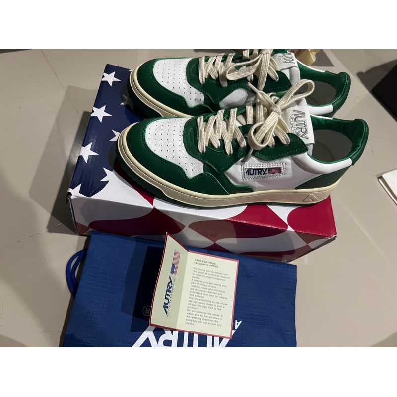 รองเท้า AUTRY Medalist Two-Tone Leather Sneakers in Green