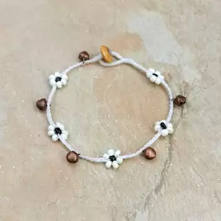 สร้อยข้อเท้า สร้อยข้อมือ ลายดอกเดซี่่ ร้อยสลับกระดิ่ง งานแฮนด์เมด เชือกเทียน โบโฮ โบฮีเมียน เรกเก้ Handmade Anklet
