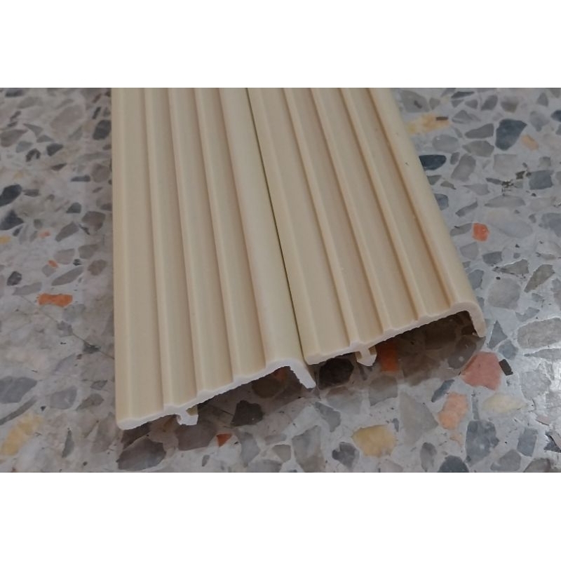 จมูกบันได PVC รุ่น L 38 มีความกว้าง 38 มม.ความยาว 30 cm สีครีม