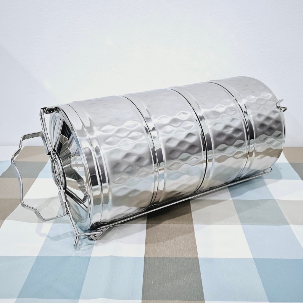 ปิ่นโต ปิ่นโตสแตนเลส ปิ่นโตใส่อาหาร (สแตนเลสแท้เกรด304ไม่ขึ้นสนิม) มีสลักSUS304ที่ตัวปิ่นโต (รุ่นมีลาย) ขนาด16ซม.(ตราTK) - รูปที่ 5