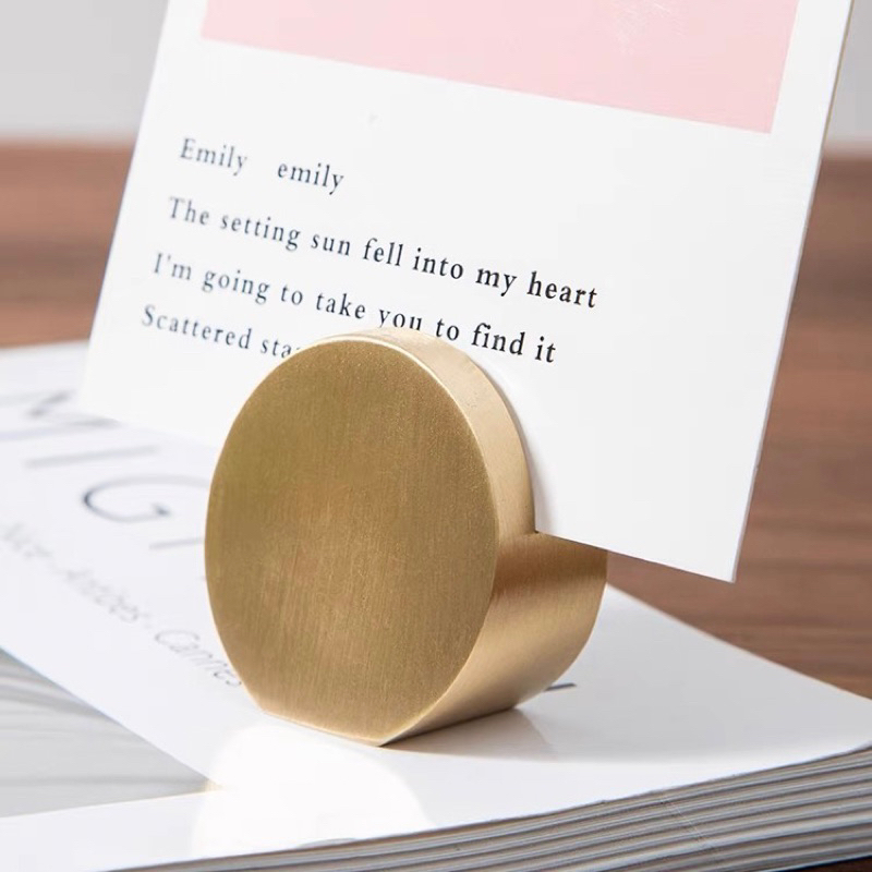 พร้อมส่ง⚜️(6 แบบ) ที่เสียบบัตรทองเหลือง ฐานใส่นามบัตร การ์ด ป้าย แท่นโชว์รูปภาพ โน๊ต ตั้งโต๊ะ ตกแต่ง - รูปที่ 7