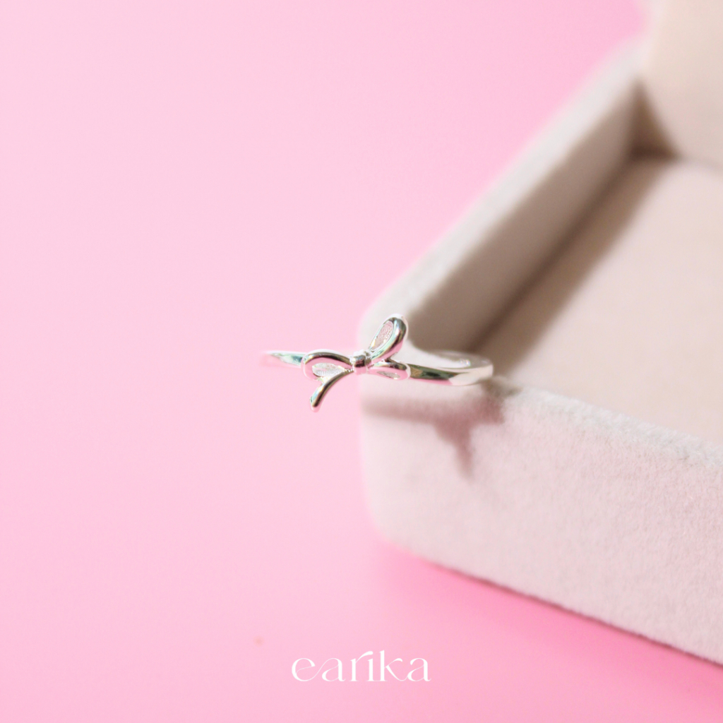 earika.earrings - ribbon crush ring แหวนสุดมินิมอลเรียบรูปโบว์ เหมาะสำหรับคนแพ้ง่าย