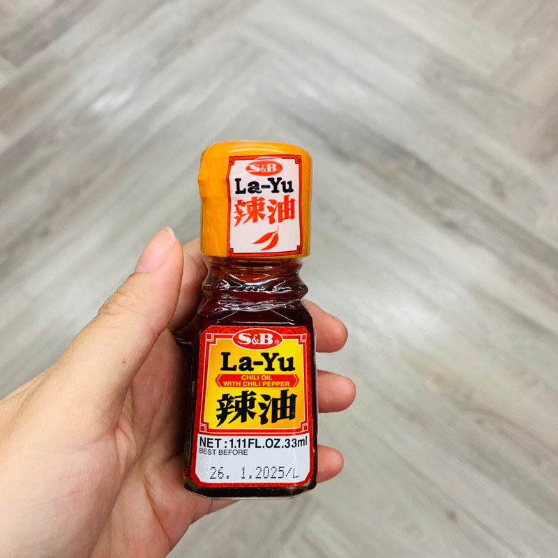 ฉลากส้ม ลายุ La-Yu Chili oil with Chili Pepper น้ำมันพริก ผสม พริกบด S&amp;B เอสแอนด์บี นำเข้าจากญี่ปุ่น ขนาด 33ml