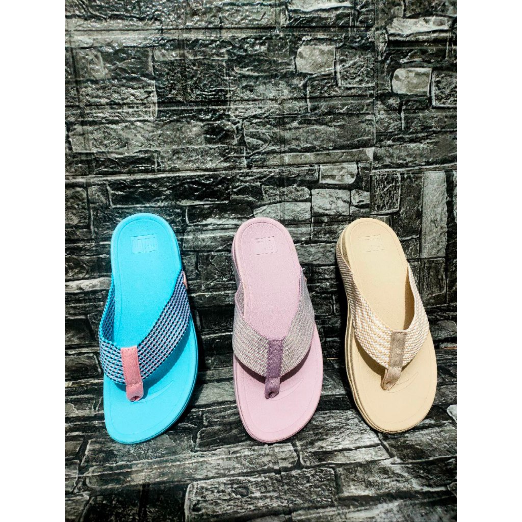 รองเท้า Fitflopรองเท้าแตะหูนีบ สำหรับผู้หญิง ลายจุดมาใหม่งานสวย สายเป็นผ้านิ่มใส่สบายใส่แล้วไม่เจ็บเท้ารับรองสินค