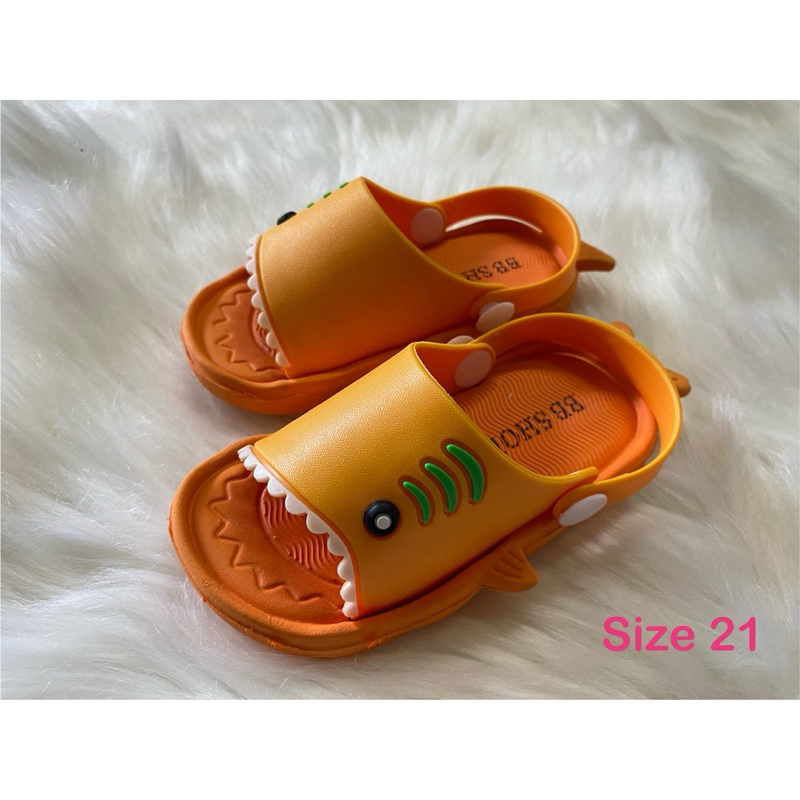รองเท้าเด็กมือสอง รองเท้าแตะรัดส้น รูปปลาฉลามสีส้ม ไซร์ 21