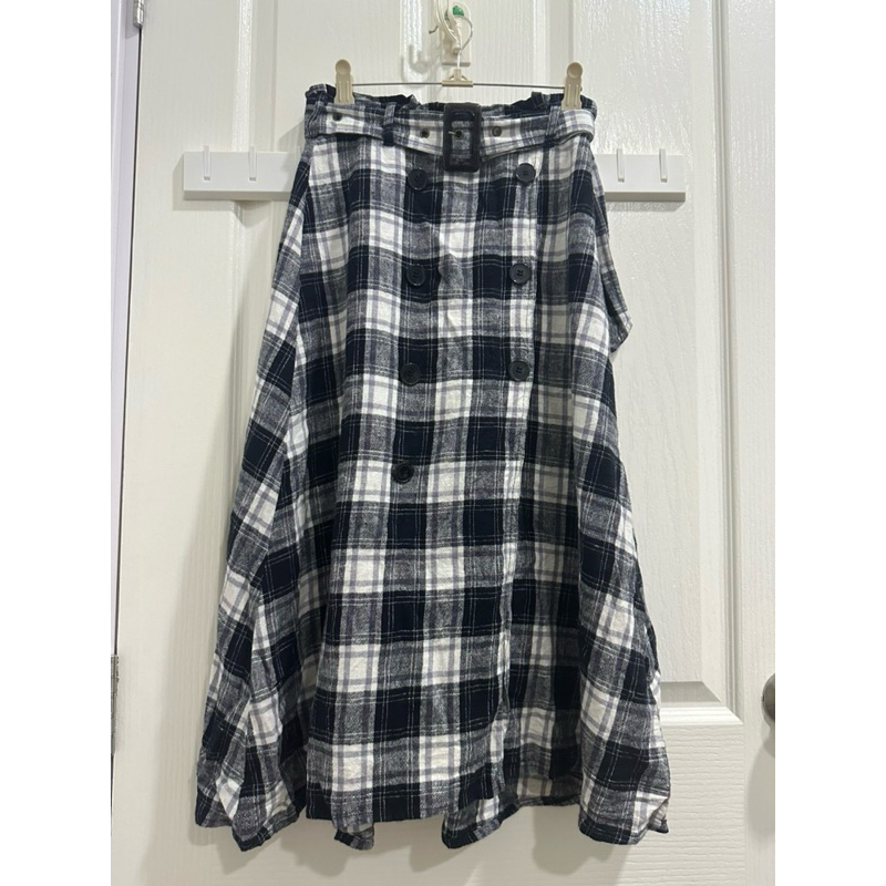 กระโปรงลายสก็อตดำขาวแทบ มีเข็มขัดรัดเอว มือสอง แบรนด์ W Closet ญี่ปุ่น