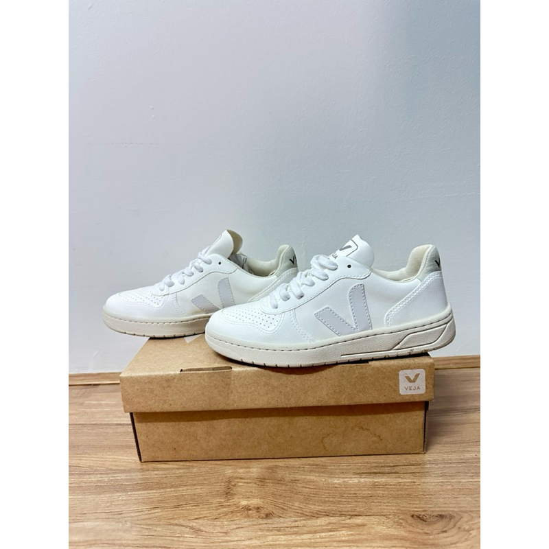 98% ลองใส่ 1 ครั้ง Veja V-10 Sneakers Size 36