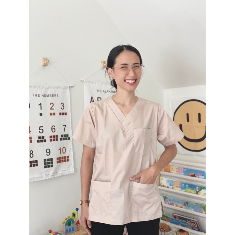 เสื้อสครับแพทย์สีโอวัลติน สินค้าพร้อมส่งค่ะ ( รับปักชื่อฟรี )