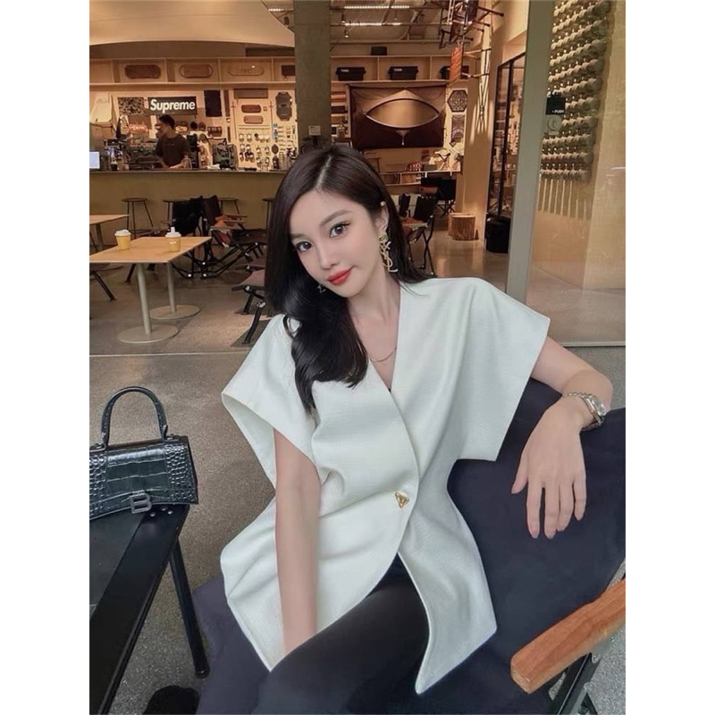 เสื้อคุณหนู ดูแพงผู้ดี สวยมาก ผ้าใส่สบาย เย็บซับในทั้งตัว แต่งกระดุมทอง มีติดตู้ได้เลยค่า