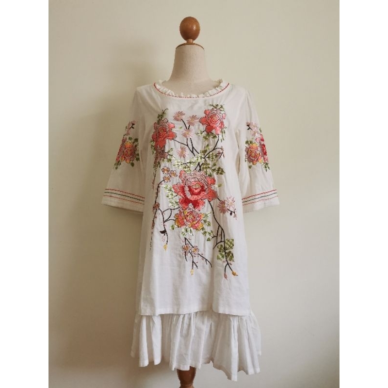 ชุดเดรสสีขาวปักดอกแ่นๆ  SODA​ POP​