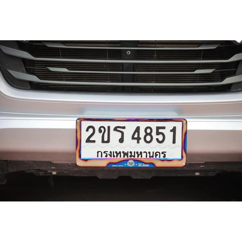 กรอบบป้ายลายกิจเรซซิ่ง กรอบป้ายไทเท กรอบป้ายทะเบียนไดร์ไทเทสีสวยๆ สแตนเลสอย่างดี ครบชุดพร้อมน็อต 1คู่ (หน้า-หลัง)