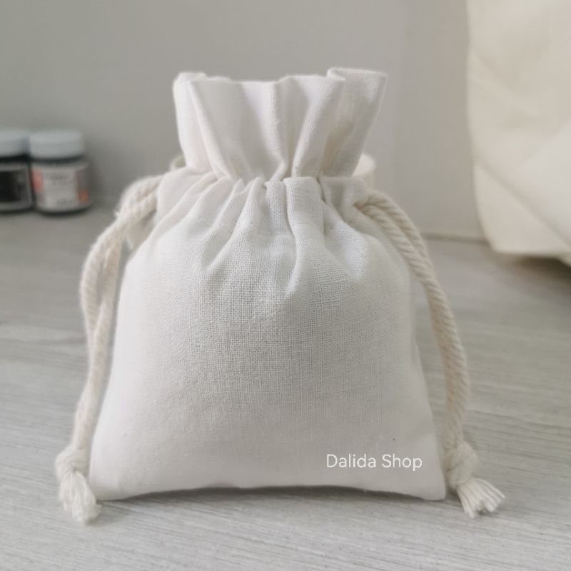 ถุงผ้าฝ้าย​ ทรงขนมจีบ ขนาด​ 10×14 ซม.​ สีครีมผ้าดิบ​ สีขาวนวล ถุงหูรูด​ ทรงน่ารัก