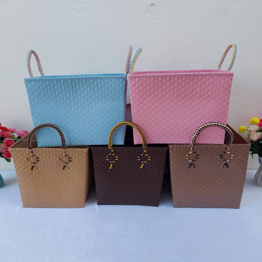 ตระกร้าสานเส้นพลาสติกสวย ทรงเก๋ๆ หูจับใหญ่ลายยูนิคอรน สีพื้น ขนาด กว้าง 32 ยาว 38.5 สูง 29 cm ขอบปากตะกร้า