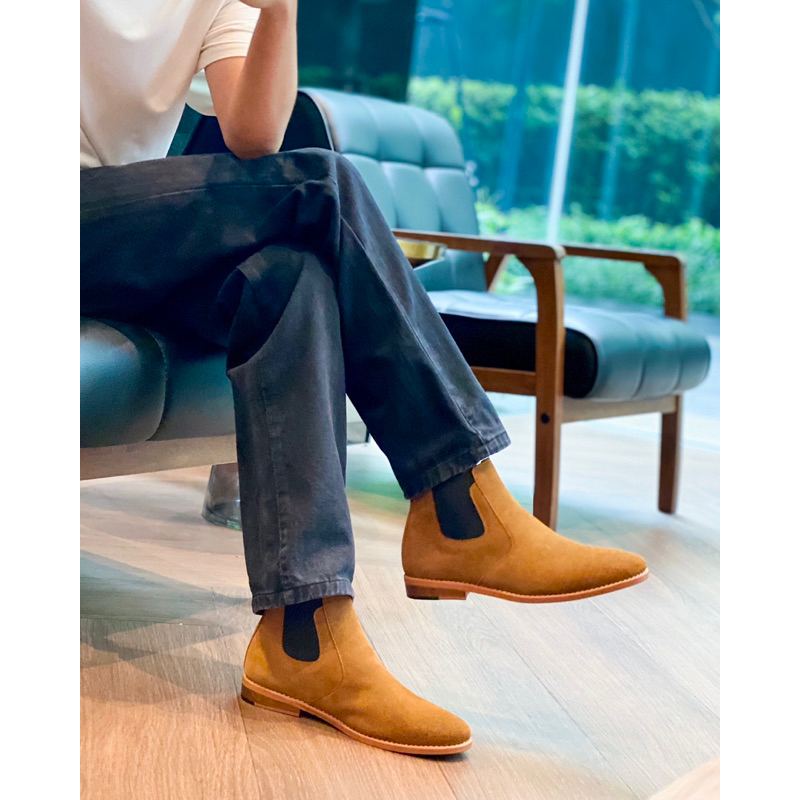 (Clearance Sale มีตำหนิเล็กน้อย ไม่มีผลต่อการใช้งาน) COSMOS SHOES รองเท้าบูทหนังกลับ รุ่น New York Chelsea