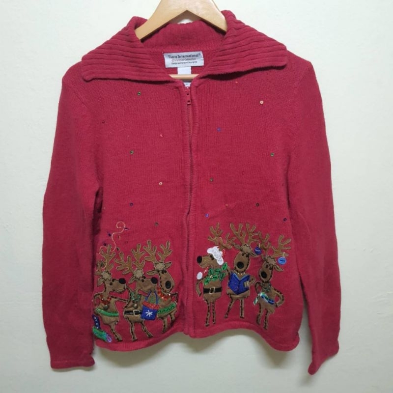 เสื้อไหมพรมสีแดงเลือดหมู ปักลายกวางคริสต์มาส แบรนด์Tiara International Christmas connection อก38ยาว2