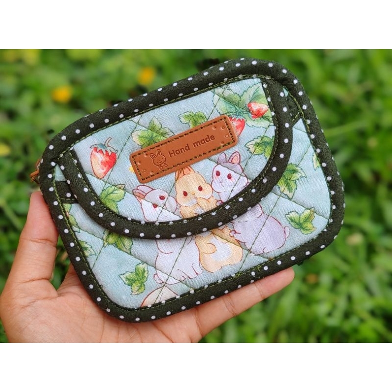 (สินค้าใหม่)กระเป๋าแฮนด์เมด 4ช่อง 2 ซิป มีสายคล้อง(สั่งลายอื่นได้ค่ะ)