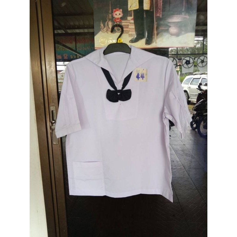 เสื้อนักเรียนหญิงสีขาวคอปกทหาร