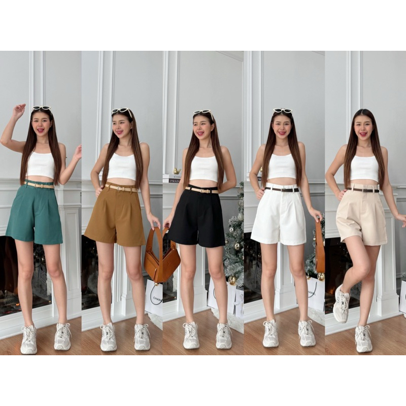 กางเกงขาสั้นทรง basic เอวสูง ช่วยพรางหุ่นได้เป็นอย่างดี แต่งหูเอวน่ารัก กระเป๋าสองข้างใช้งานได้จริง