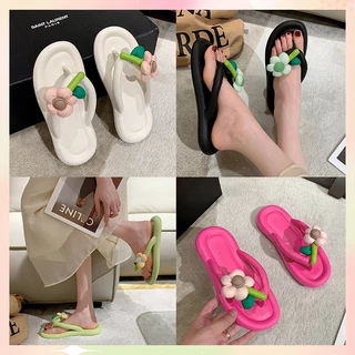 New รองเท้าแตะหัวคูคีบสไตล์เกาหลีเกาใจติดดอกไม้ฟูๆด้านหน้าสลับสีน่ารักละมุนฟุดๆพื้นนุ่มเบาสวมใส่สบายใส่ได้ทุกโอกาสแน่นอน