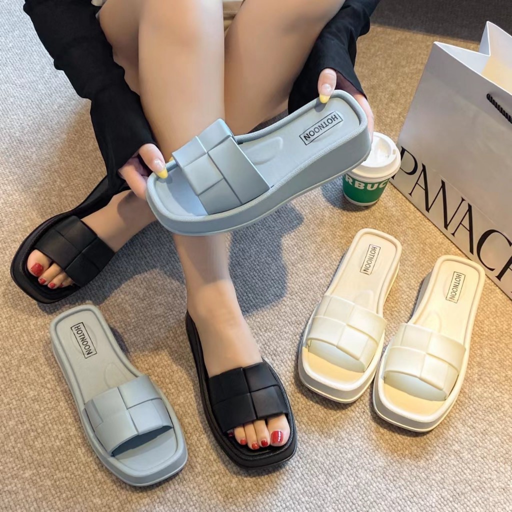 รองเท้าแบบสวมส้นตึก สีพื้น สายคาดลายตาราง V66