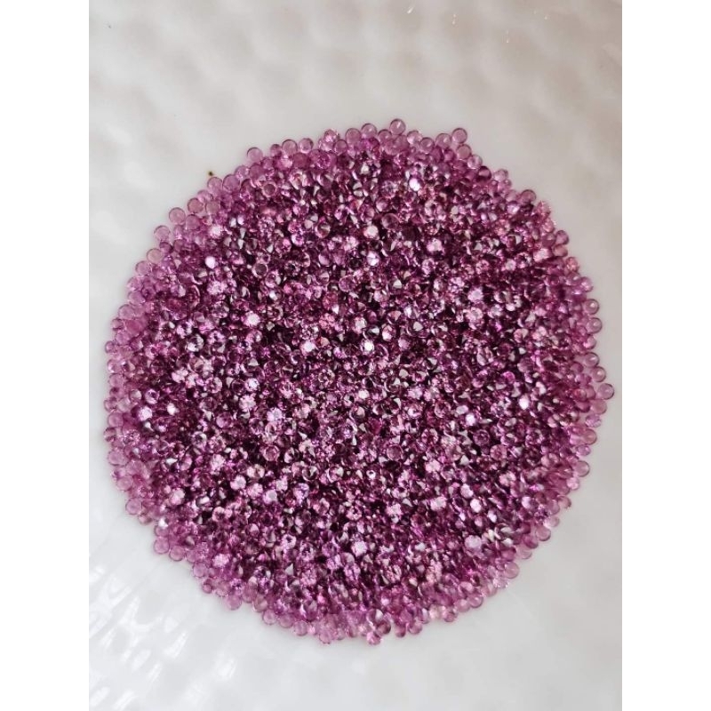 1.2mm. พลอยโรโดไลท์กลมเจียรเหลี่ยม สีสวย ไฟดี กะรัตละ 120฿