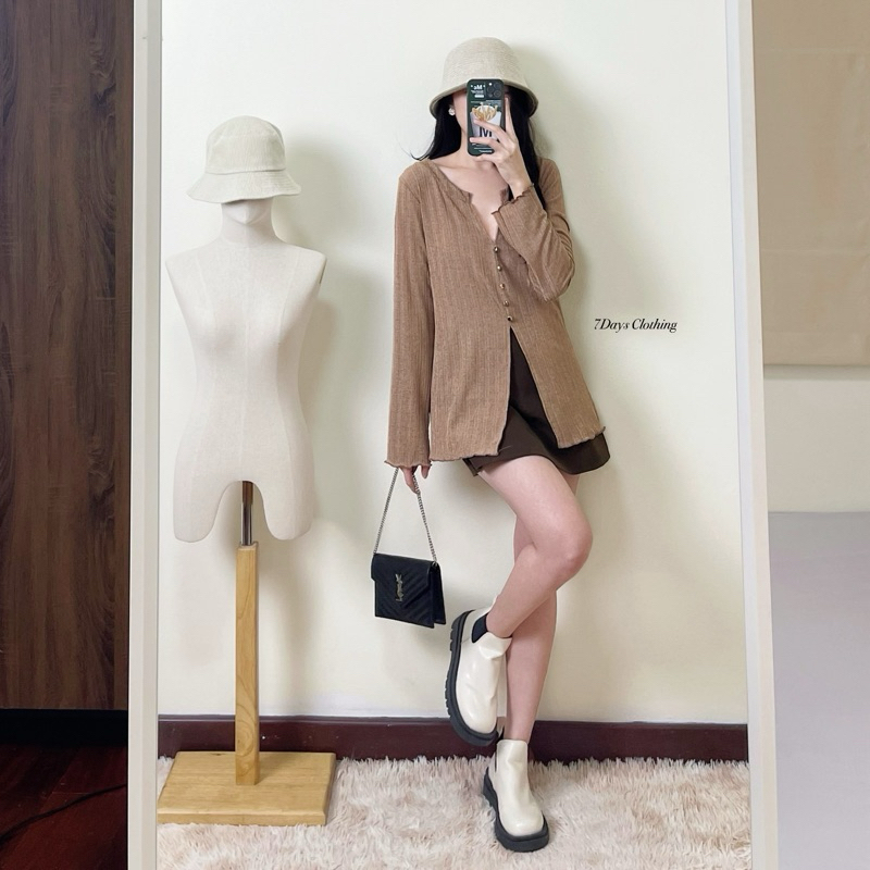 𝟳𝗗𝗮𝘆𝘀 𝗖𝗹𝗼𝘁𝗵𝗶𝗻𝗴 - Glory top เสื้อคอวีผ่าหน้าแต่งกระดุมทอง