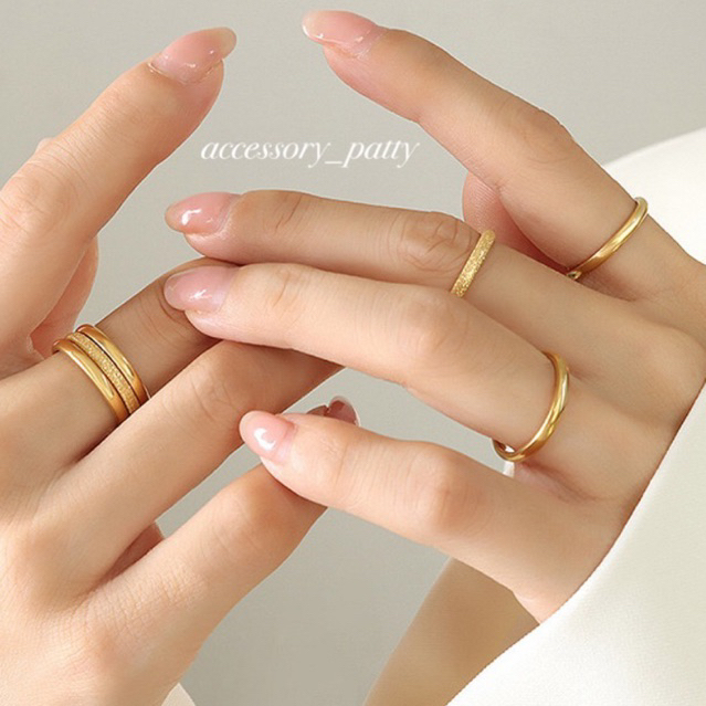 แหวนสแตนเลส รุ่นR05 minimal set (1set=3วง)ค่ะ รุ่นนี้ไม่ลอกไม่ดำค่ะ งานตัวเรือนstainless ค่ะ ใส่แยกใส่รวมก็สวยเริ่ดค่ะ