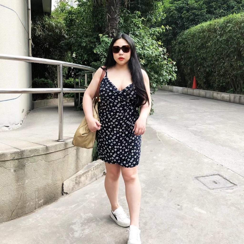 CiCi Plus+(3197)เดรสสั้นสายเดี่ยว ผ้าโพลี แบบพันตัว มีรูสอดด้านข้าง สายปรับได้ ผ้าพริ้วใส่สวย สไตล์สาวพลัสไซส์ - รูปที่ 2