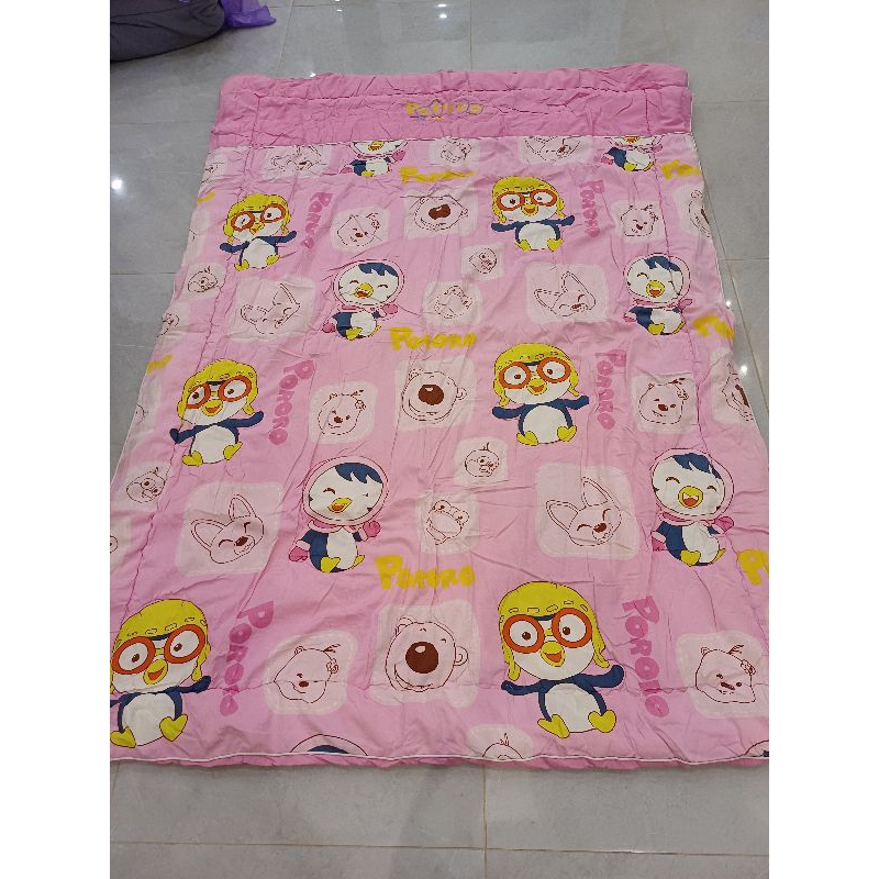 ผ้าห่มมือสอง ผ้าห่มนวมมือ 2 เนื้อผ้าคอตตอน ลาย Pororo สีชมพู ขนาด 4 ft งานดีไม่มีตำหนิ สภาพ 99%ค่ะ