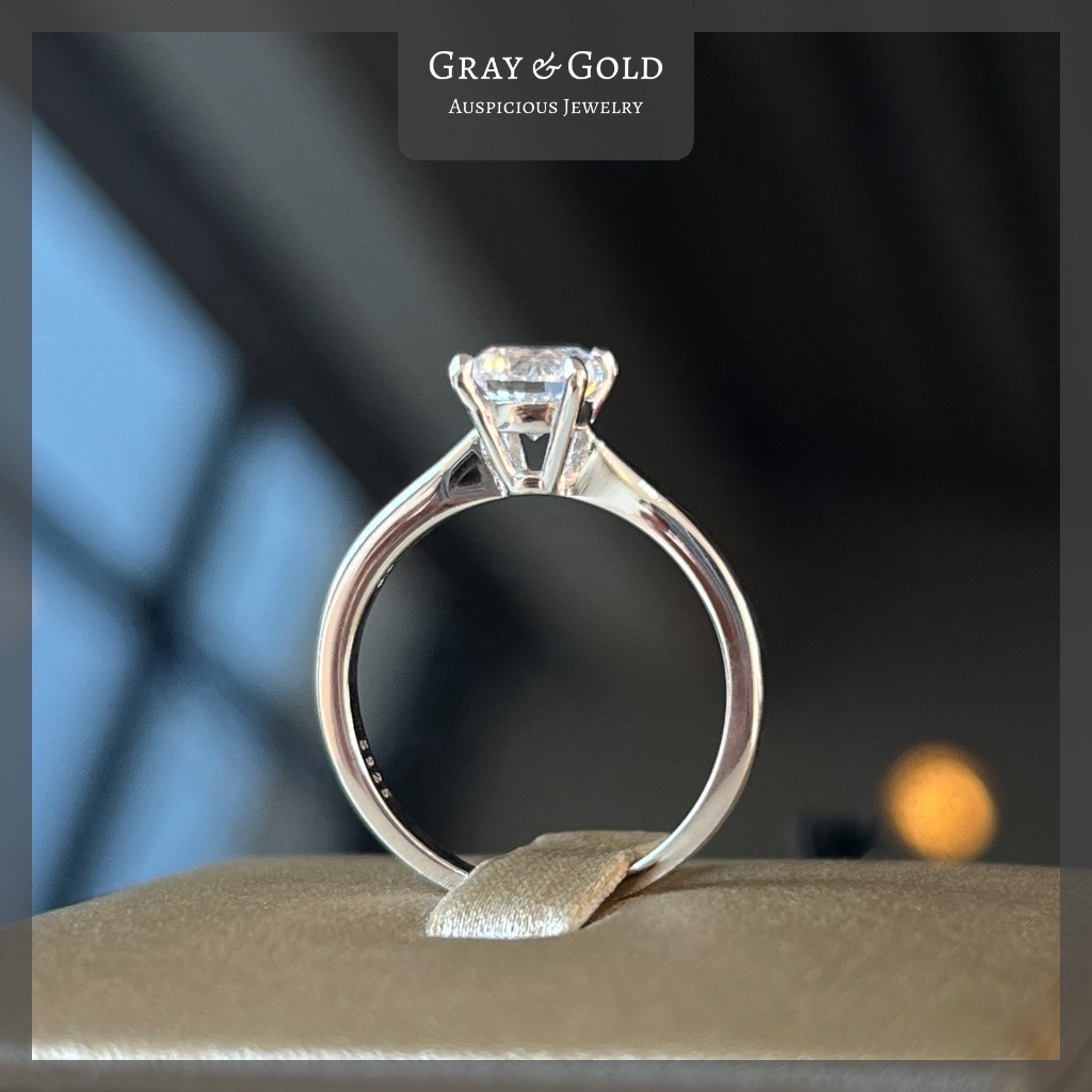 [RG551] แหวนเพชรสังเคราะห์ CZ เพชรชู 1 กะรัต ตัวเรือนเงินแท้ 92.5% ชุบทองคำขาวโรเดียม Gray &amp; Gold Jewelry