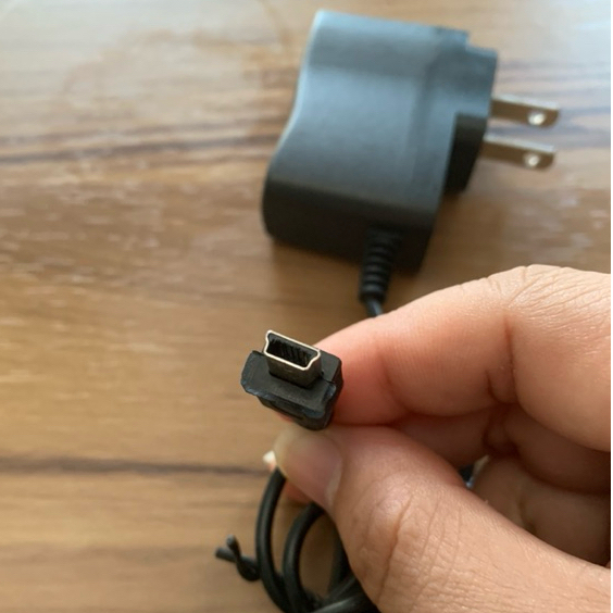 หัวชาร์จ สายชาร์จ เครื่องเล่นเพลง Adapter Mini USB คางหมู 5V 1A  US Plug สำหรับเครื่องเล่น mp3 มือถือ มีไฟสถานะ