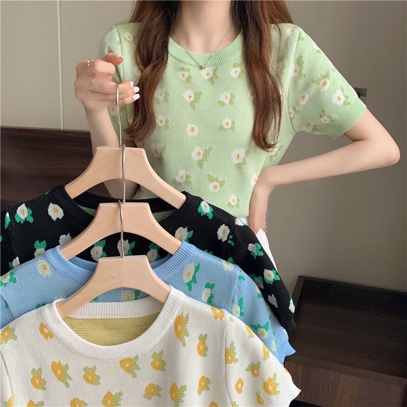 พร้อมส่ง เสื้อไหมพรมแขนสั้น ลายดอกไม้เล็กๆ สุดตะมุตะมิ