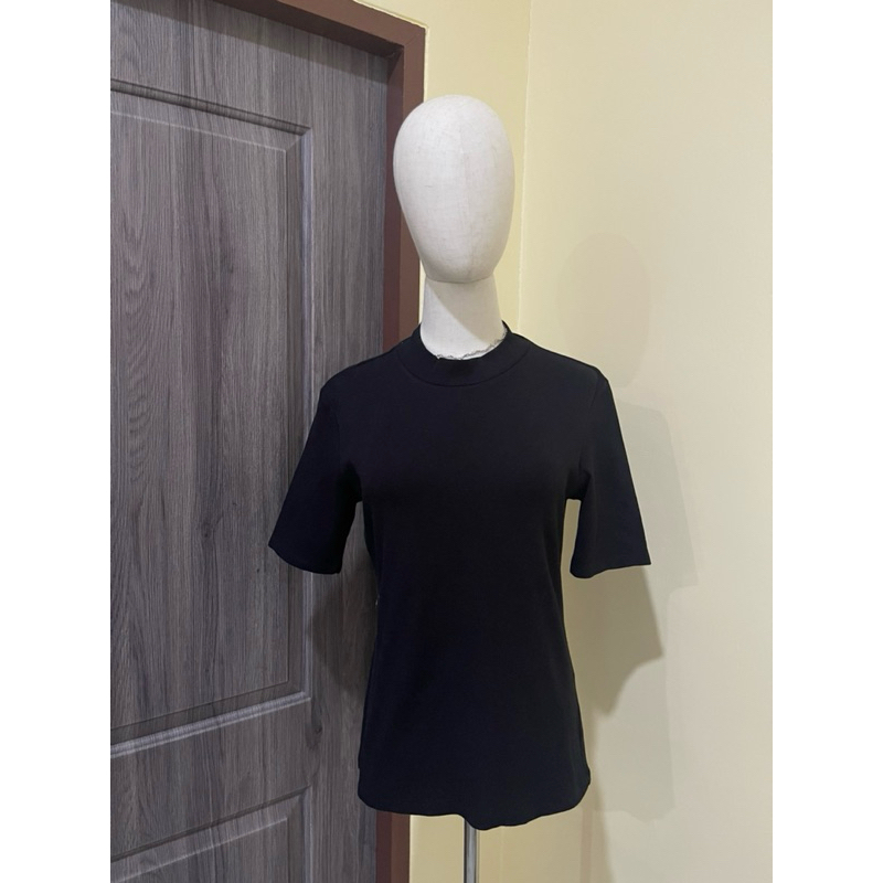 เสื้อ Uniqlo สีดำ (L)