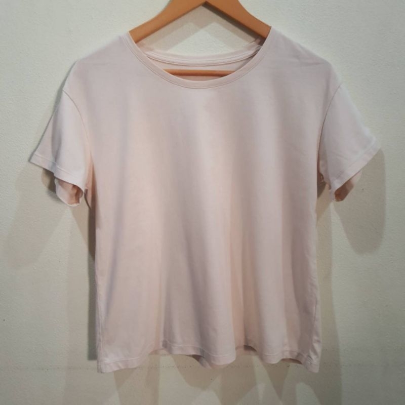 เสื้อยืดคอกลมสีครีม เนื้อผ้าดีแบรนด์AIRism Uniqlo อก40ยาว22(เสื้อมือสองตำหนิมีเปื้อนสีจางๆ)