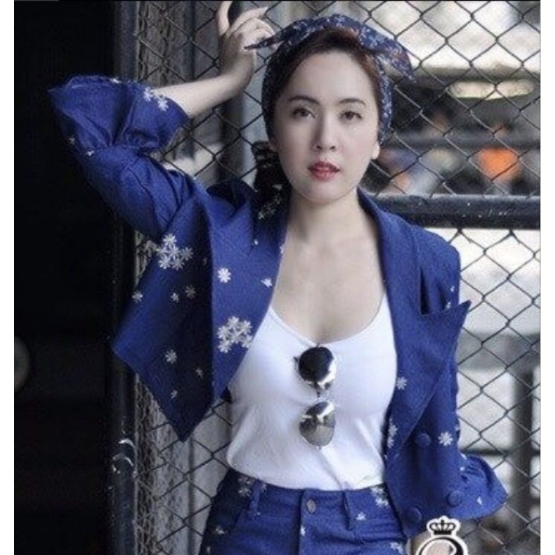 เสื้อ​แจ็ต​เก็ต​ทรงครอปผ้ายีนส์​แขนระบาย