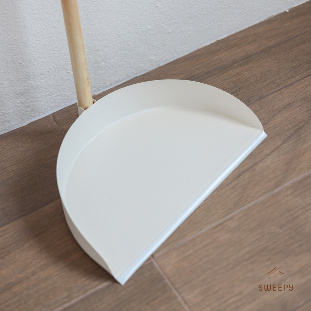 Sweepy ที่โกยผงด้ามยาว ภายใน ทำจากเหล็กเนื้อดี เคลือบสีอุตสาหกรรม ใช้สำหรับเก็บฝุ่นผงภายในบ้านหรืออาคาร