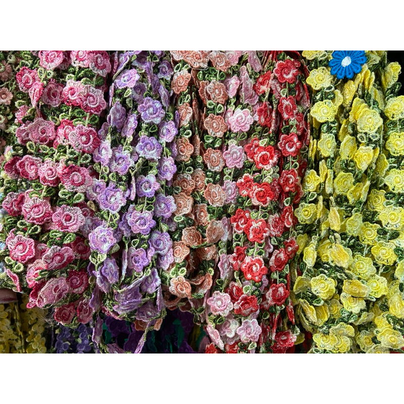 ลูกไม้ตัดดอกได้ 🌸🌼ลูกไม้ตกแต่ง ทรงดอกไม้เส้นยาว เนื้อผ้าปัก ขนาดดอก2cm. พับละ14-15หลา ราคา290฿
