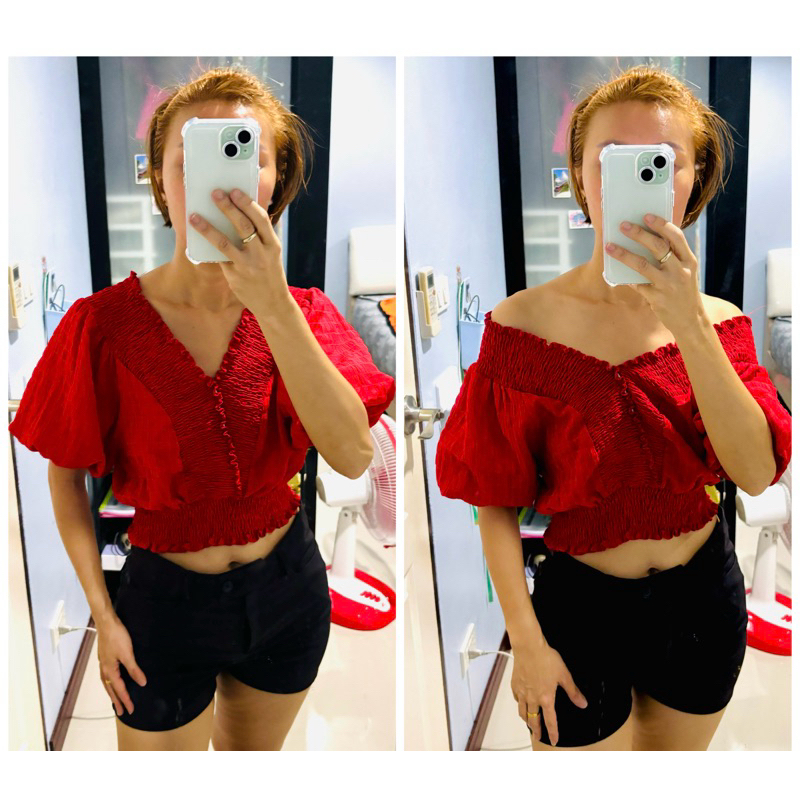 เสื้อคอวี แขนพอง สีแดงสด ทรงสวย สภาพดี ใส่แค่ครั้งเดียว ไซส์ SML อก 36-37 ยาว 18 นิ้ว