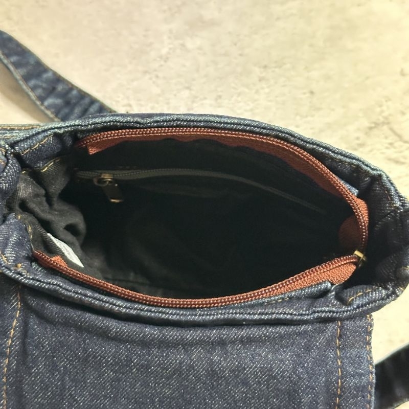 AEIOU No.233 กระเป๋ายีนส์ สะพายข้าง Girlish รุ่น PLUS ลิขสิทธิ์แท้ (กว้าง7.5นิ้ว สูง7.5นิ้ว) - รูปที่ 2
