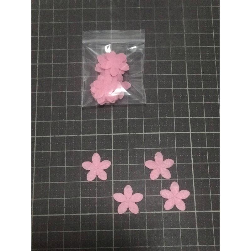 KHM รหัส 749 ผ้าสักหลาดตัดรูปดอกไม้5 แฉก(ชนิดแข็ง) ขนาด 1.9*1.8 ซม. จำนวน 20ชิ้น ราคา 5 บาท