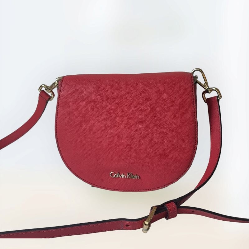 Calvin Klein กระเป๋าสะพายสีแเดง
